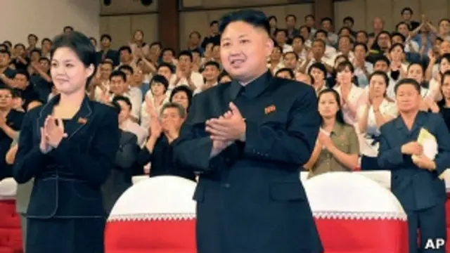 Западные СМИ гадают, кем приходится Ким Чен Ыну женщина, сидевшая на концерте справа от него