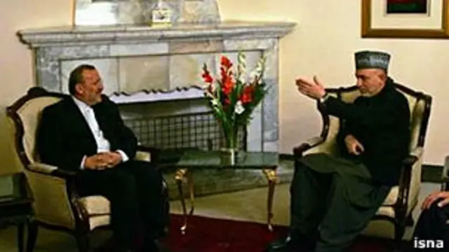 حامد کرزی رئیس جمهور افغانستان و منوچهر متکی وزیر خارجه ایران وقت ایران در کابینه محمود احمدی نژاد در ملاقاتی در کابل