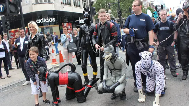  各游行队伍各出奇招，吸引眼球。