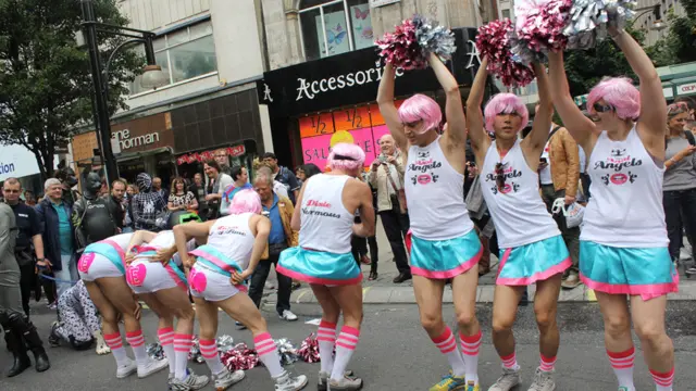  他们方阵拉拉队走一路跳一路