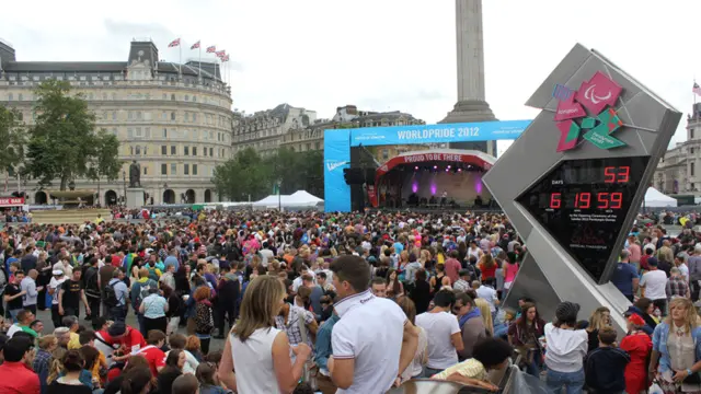 特拉法加广场上观看演出的人群