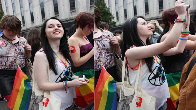  游行队伍中这个女孩