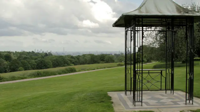 Mirante de Kenwood House, no parque Hampstead Heath (Foto: Terry Wilson / BBC Brasil)