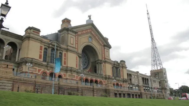 Alexandra Palace, localizado no topo do Alexandra Park, no norte de Londres (Foto: Terry Wilson / BBC Brasil)