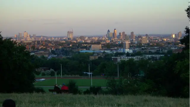 Vista do centro de Londres a partir de Parliament Hill. Foto: Chesdovi. Licença: CC-BY-SA 3.0 (http://creativecommons.org/licenses/by-sa/3.0/deed.en)