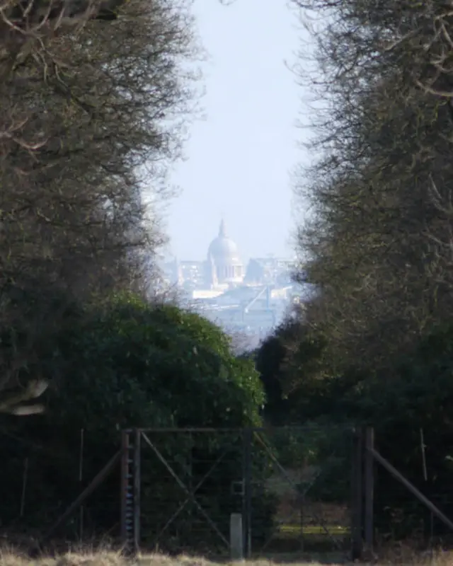 Vista da catedral de St. Paul a partir do monte King Henry VIII em Richmond Park. Foto: Patche99z. Licença: CC-BY-SA 3.0 (http://creativecommons.org/licenses/by-sa/3.0/deed.en)