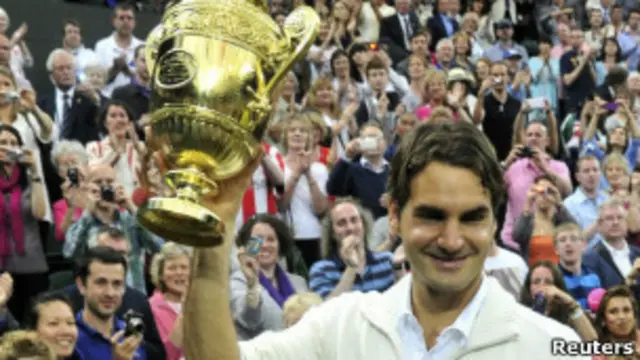 Роджер Федерер поднимает кубок Уимблдона в седьмой раз
