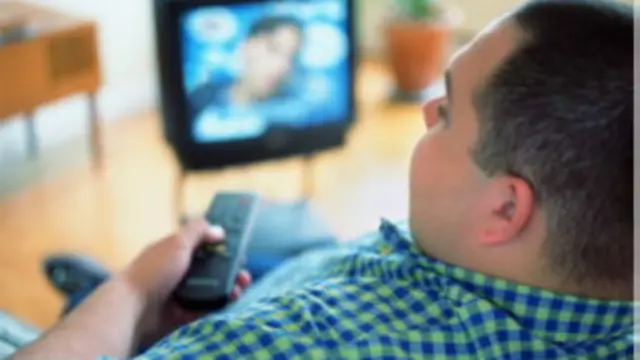 Hombre mirando TV