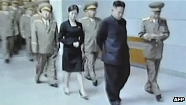 Truyền hình Bắc Hàn đã mấy lần chiếu hình phụ nữ bí hiểm này cạnh ông Kim