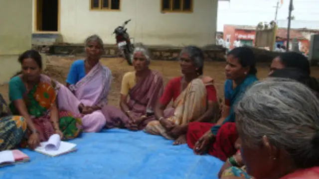 हर पंद्रह दिन में एक बार समूह की बैठक होती है.उसमें हर महिला सदस्यों के आर्थिक और व्यापारिक मामलों की समीक्षा होती है