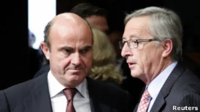 Chủ tịch Eurogroup Jean Claide Juncker (phải) nói sẽ có các điều kiện cụ thể đi kèm tiền cứu trợ.