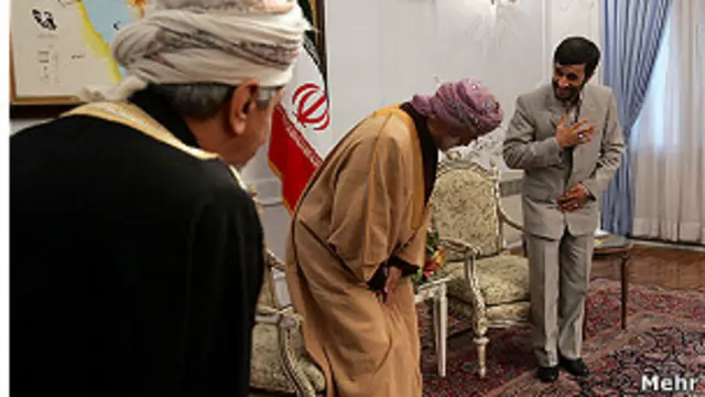 مقام های عمانی در این سال پیام آور کشورهایی بوده اند که ایران روابط دوستانه ای با آنها ندارد