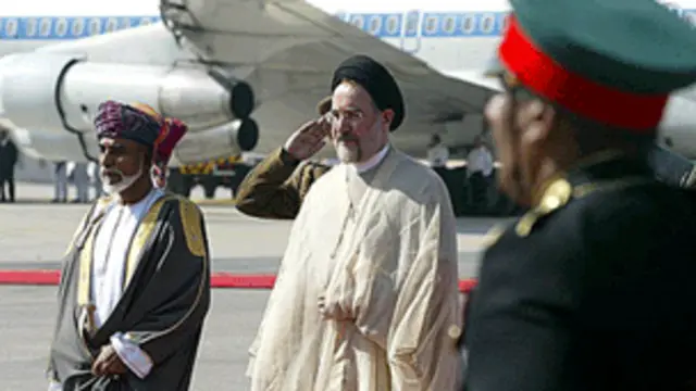 استقبال سلطان قابوس از محمد خاتمی رئیس جمهور وقت ایران در مسقط