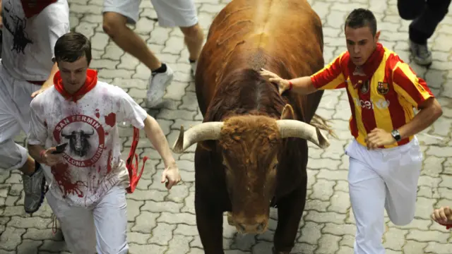 Adu banteng di Pamplona