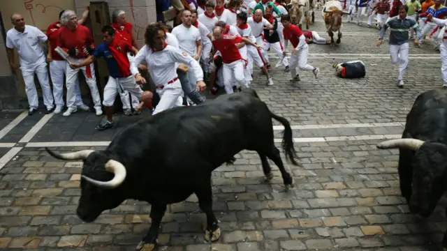 Adu banteng di Pamplona