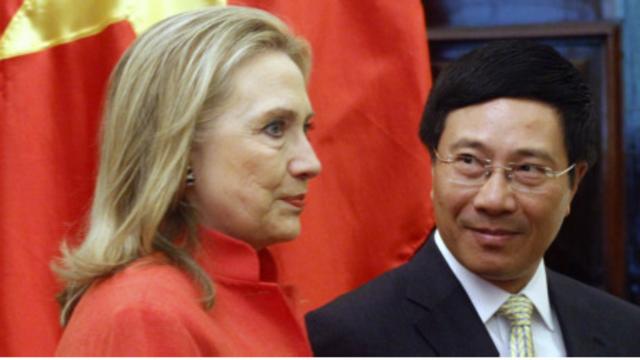 Bà Clinton gặp người tương nhiệm Việt Nam Phạm Bình Minh