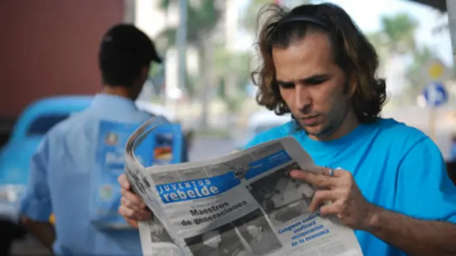Cubano leyendo el diario