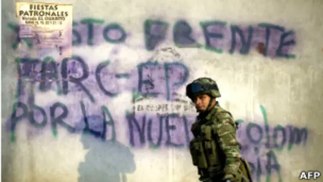 Soldado colombiano frente a una pinta a favor de las FARC