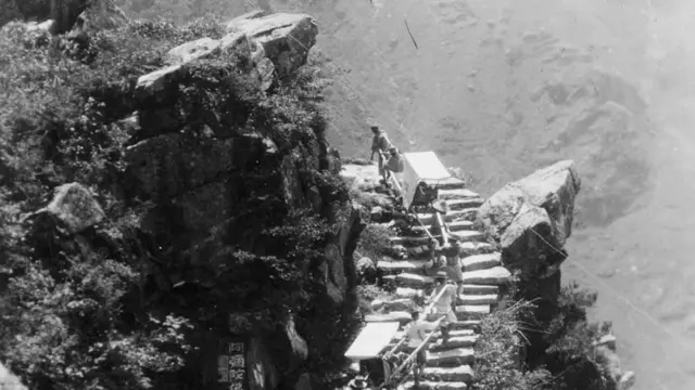 Люди поднимаются по ступенькам, ведущим к станции