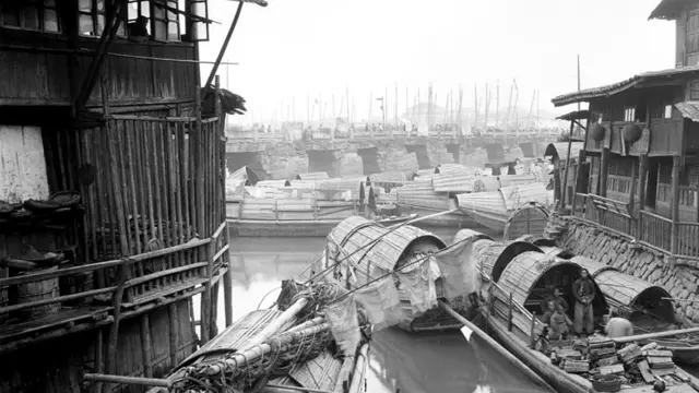 Плоскодонные лодки у моста.