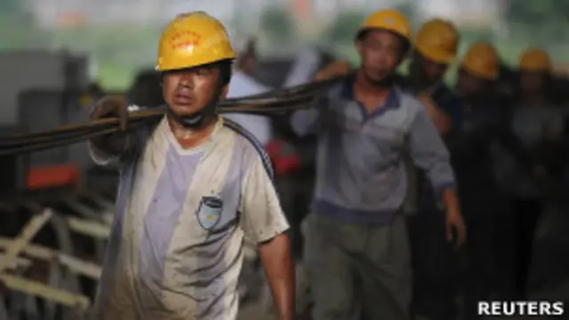 安徽合肥某高铁建筑工地工人在搬运钢筋（4/7/2012）