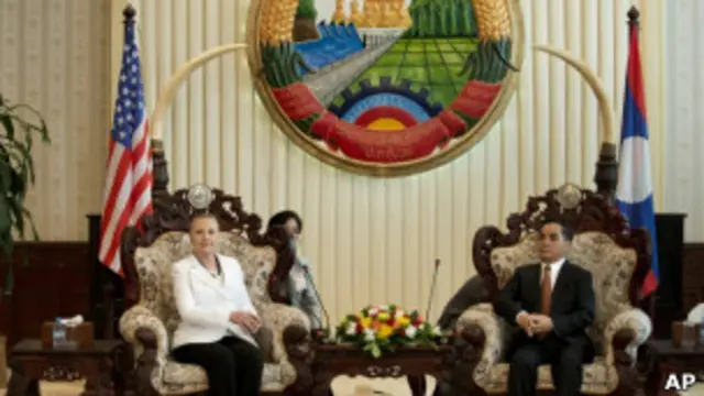 克林頓抵達老撾進行訪問