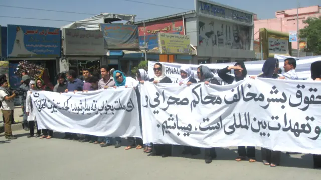 که څه هم لاریون سوله ییز و، خو لاریونانو له ځانه سره شعارونه لېږدول. 