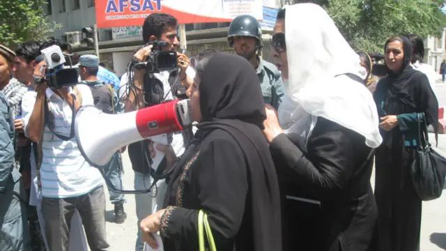 دا لاریون څو ورځې وروسته تر هغه وشو، چې د پروان غوربند درې په شینوارو ولسوالۍ کې یوه ښځه په عام محضر کې په ډزو ووژل شوه. 