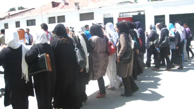 ښځینه مظاره کوونکو د عالمانو له شورا هم ګیله لرله، چې د ښځو پروړاندې تاوتریخوالو چوپه خوله دي.