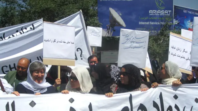 مظاهره کوونکو د هېواد له عدلي او قضايي ارګانونو غوښتنه کوله، چې د پروان پېښه دې جدي وڅېړي.