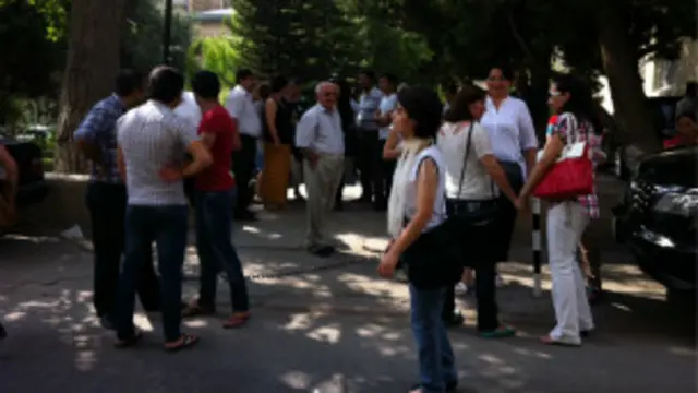 Əvəz Zeynallının məhkəməsinə ailəsi, iş yoldaşları və yaxınları gəlib.