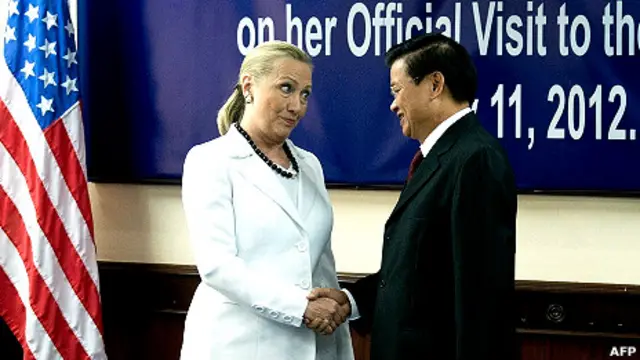 Bà Hillary Clinton và người tương nhiệm phía Lào Thongloun Sisoulith
