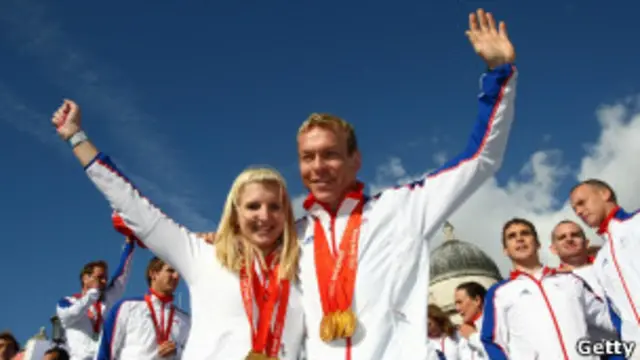 瑞貝卡·阿德靈頓、克里斯·霍伊