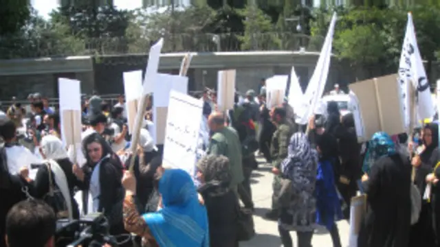 لاریوني ښځې