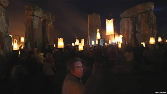 На ці дні об'єкт Світової спадщини перетворився на "місце осяйної казки", як кажуть організатори події - Міжнародний фестиваль мистецтв Солсбері.