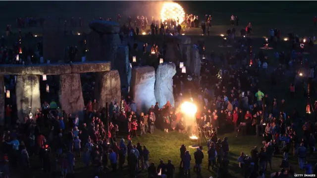 Організатори кажуть, що відвідувачі проходитимуть "через концентричні вогняні кола", щоб потрапити на "атмосферне свято відчуттів".