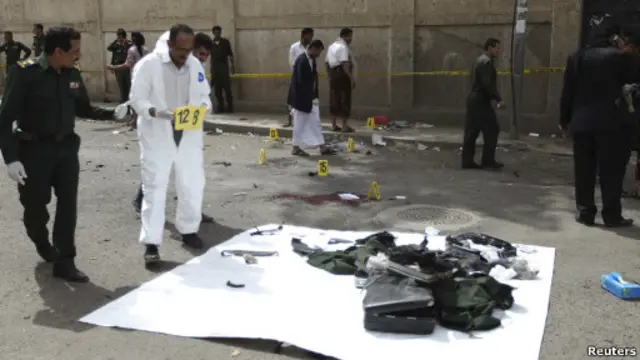 Polisi menyelidiki serangan bom bunuh diri di Sanaa, Yaman.