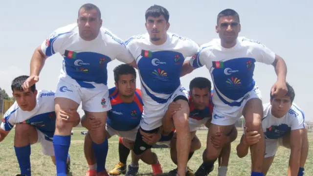 رگبي يو ډليزه لوبه ده چې هره لوبډله يې ١٥ لوبغاړي لري خو د اولمپيک په لوبو کې چې وخت لنډ وي هره لوبډله ٧ لوبغاړي لري.