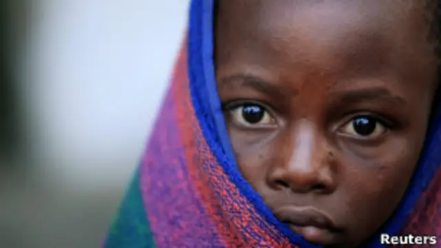 Un enfant congolais réfugié retourne à Bunagana après avoir fui en Ouganda.