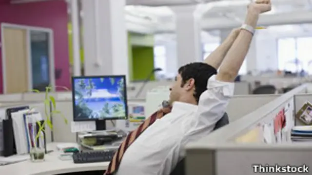 Persona sentada en la oficina