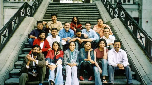 बुश हाउस की सीढ़ियों पर