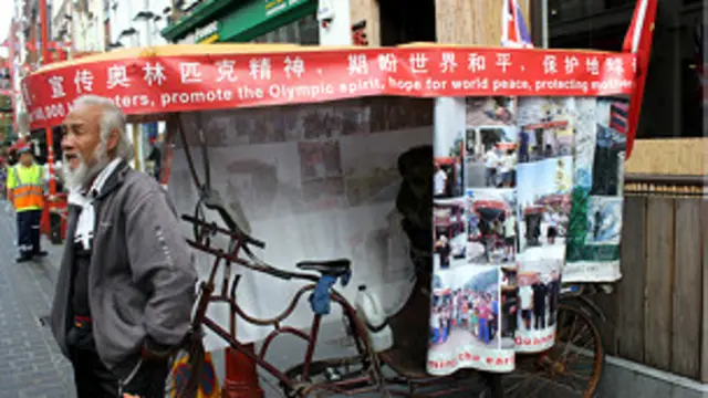 陳冠明在自己的三輪車前