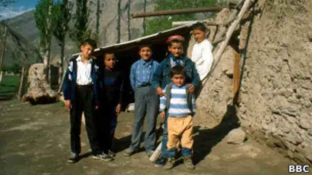 Дети в таджикской деревне