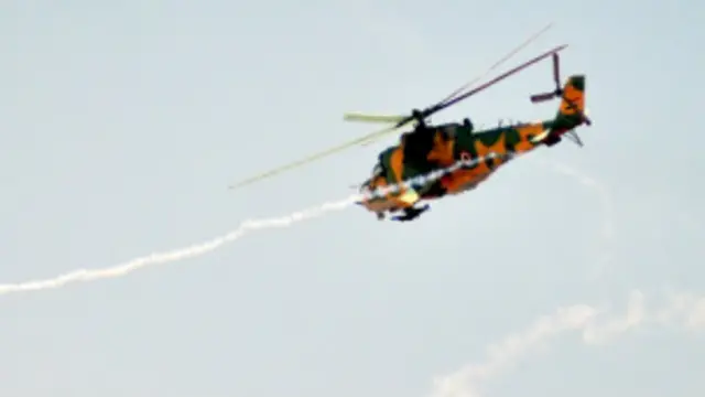 Oposisi menyebut pasukan Suriah menyerang dengan helikopter bersenjata. 