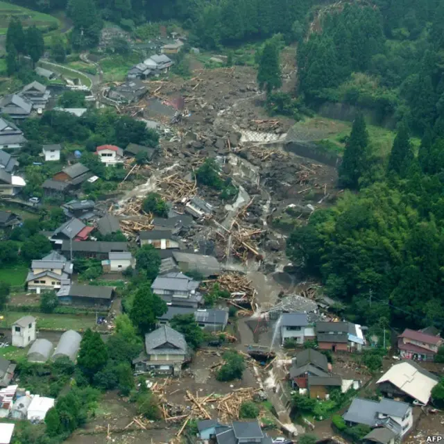 Batangan kayu yang terbawa arus