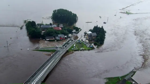 Jalan terputus akibat banjir di Kumamoto, Jepang.