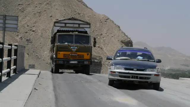 موټرچلونکي زیاتوي چې دا ویجاړه لار يې موټرونه خرابوي.