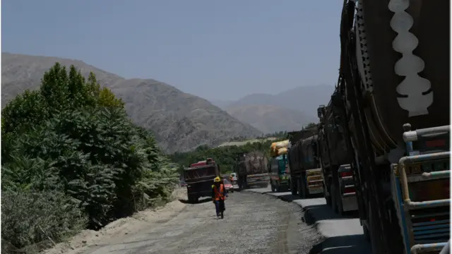 پر دې لار سږ کال هغه وخت ګڼه ګوڼه ډېره شوه چې پاکستان پر ناټو خپله لار وتړله. 