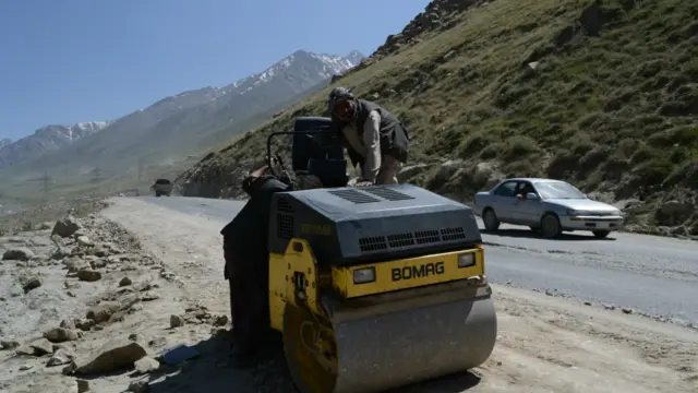 د سالنګ لویه لار د طالبانو د حکومت له ړنګېدو وروسته د نړېوال بانک په پيسو بېرته ورغول شوه. 