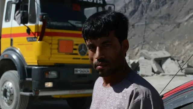 موټر چلونکي وايي چې د لارې خرابوالی يې مزل دوه برابره کړی دی.